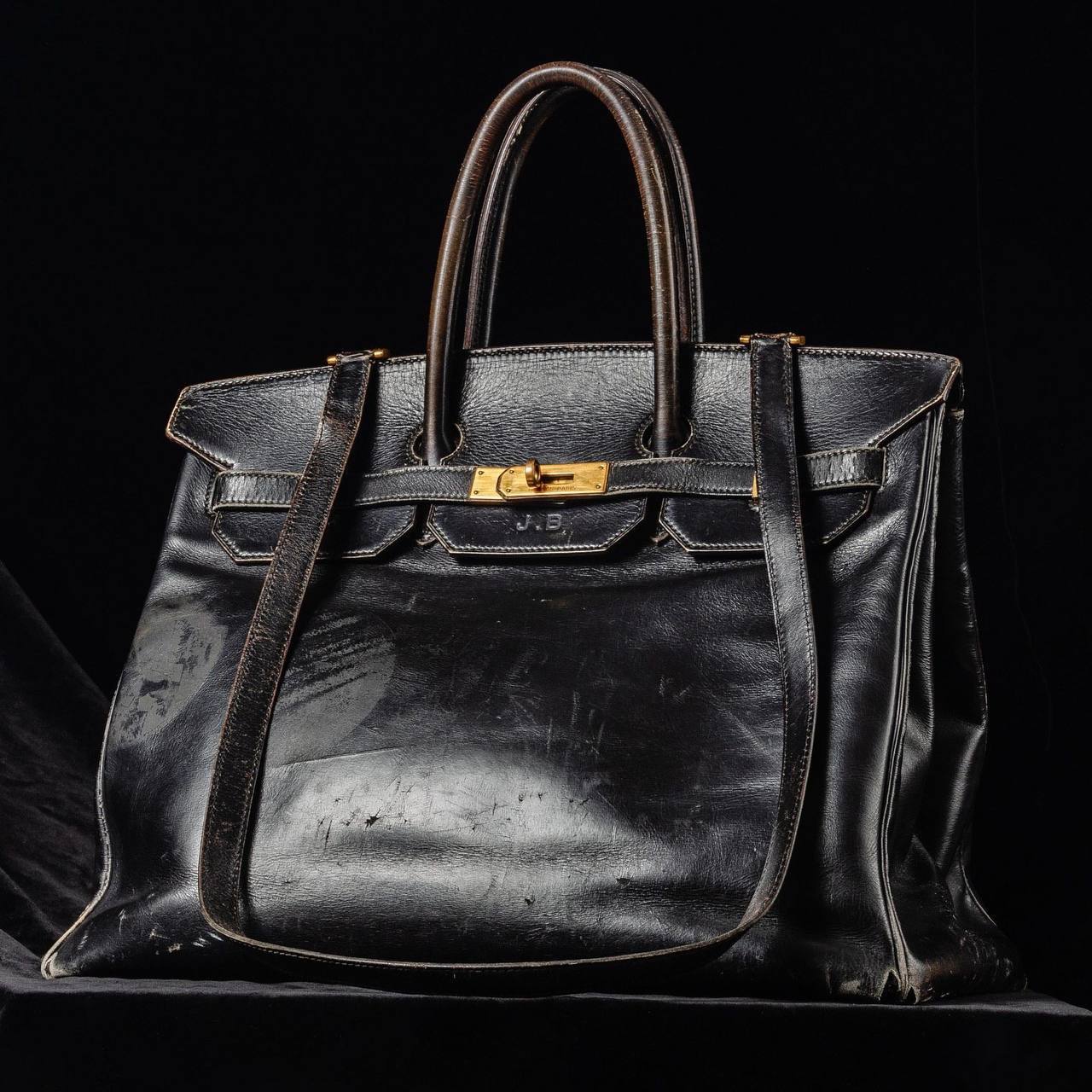 Та самая сумка Hermès Birkin, принадлежавшая Джейн Биркин и ставшая прототипом для всей культовой линейки, будет выставлена на аукцион. Именно с этой сумки началась история одной из самых желанных моделей в мире люкса. История создания Birkin — почти легенда. В 1984 году Джейн Биркин случайно познакомилась с исполнительным директором Hermès Жаном-Луи Дюма в самолете. Актриса пожаловалась, что не может найти идеальную сумку: достаточно большую, практичную, но при этом элегантную. Прямо во время полета они на салфетке набросали эскиз будущей модели — так родилась сумка, которая позже получила ее имя. Эксперты считают, что сумка может установить рекорд на аукционе Sotheby’s. До этого самым дорогим предметом люксового гардероба, проданным с молотка, стала куртка Майкла Джексона из клипа Thriller — ее продали за 1,8 миллиона долларов.