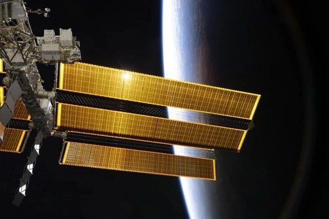 В небе над Екатеринбургом можно будет увидеть пролет МКС! Наблюдать за движением станции получится уже этой ночью, сообщил инженер учебной обсерватории УрФУ Владилен Санакоев. Она будет видна в 01:22 и 02:55. — Начался один из лучших периодов для наблюдения международной космической станции над Уралом, — поделился Владилен Санакоев. — В мае период утренней видимости космической станции будет плавно перетекать в период видимости вечерней. До 9 мая МКС будет наблюдаться после полуночи, а после 9 мая и до 20 числа она будет видна и по вечерам. Расписание полетов можете увидеть в таблице. МКС выглядит как яркая звезда, которая плавно перемещается с запада на восток.