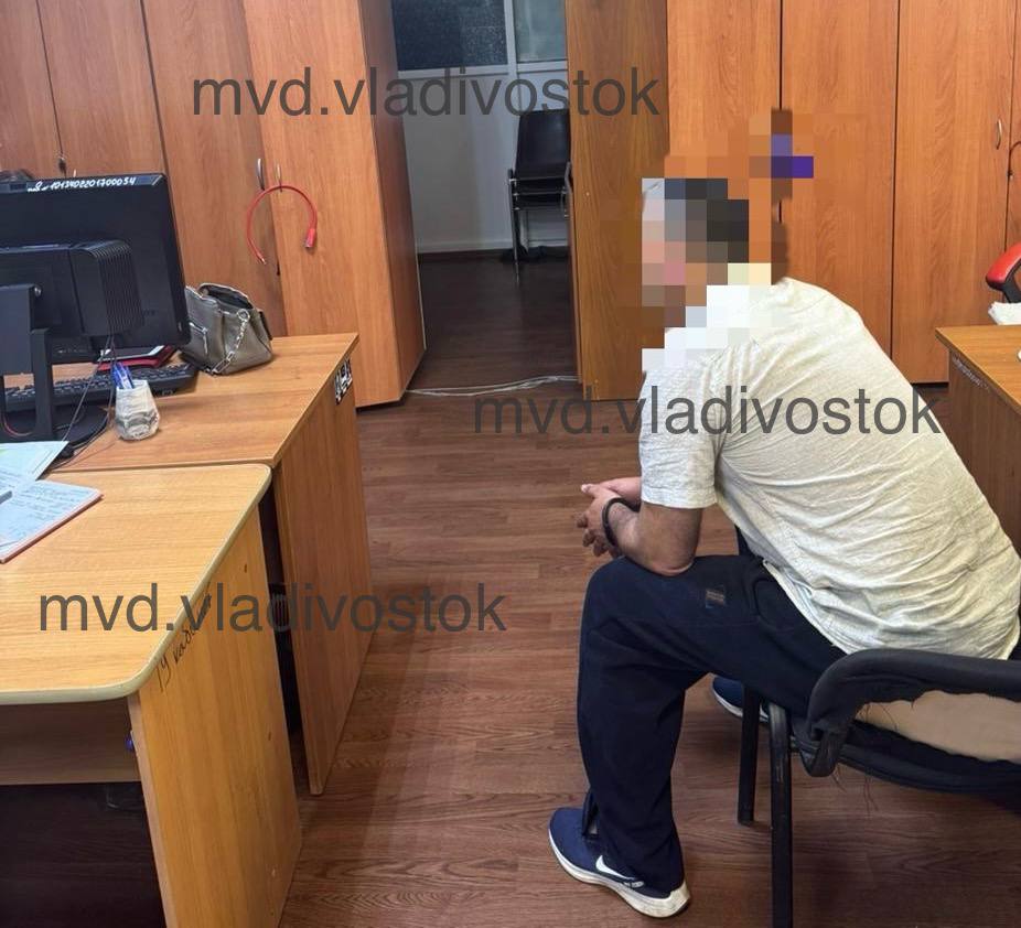 Полицейские задержали наркозакладчика и пресекли распространение партии героина во Владивостоке В ходе патрулирования сотрудниками Госавтоинспекции в районе улицы Архангельской во Владивостоке был остановлен автомобиль. Увидев сотрудников полиции, водитель автотранспортного средства заметно занервничал. В машине полицейские обнаружили полиэтиленовый пакет с белым порошком. Мужчину задержали и доставили в отдел полиции № 2, где задержанный признался, что в пакете находятся наркотические вещества. При дальнейшей работе с подозреваемым сотрудники отдела по контролю за оборотом наркотиков УМВД России по городу Владивостоку установили, что нуждаясь в денежных средствах, 39-летний приезжий из Средней Азии устроился на подработку в качестве «закладчика». Недалеко от места задержания он поднял «мастер-клад» с оптовой партией наркотиков, который намеревался распространить путем оборудования тайников-закладок в разных районах города. Экспертом-криминалистом в результате химического исследования установлено, что изъятое вещество является героином общей массой 50 граммов. Возбуждено уголовное дело по признакам преступления, предусмотренного частью 2 статьи 228 УК РФ «Незаконные приобретение, хранение, перевозка, изготовление, переработка наркотических средств, психотропных веществ или их аналогов». Санкция статьи предусматривает ответственность в виде лишения свободы на срок от трех до десяти лет. В отношении фигуранта уголовного дела избрана мера пресечения в виде заключения под стражу. Полиция Приморья
