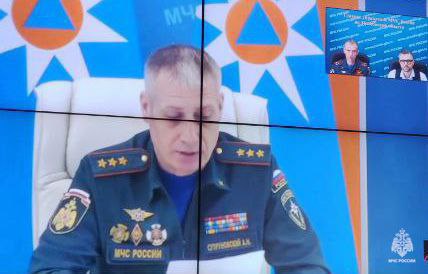 Итоги Всероссийских учений в сфере образования и оздоровления детей 13 мая заместитель главного государственного инспектора Московской области по пожарному надзору Виктор Сергеев, а также представители Министерства образования Московской области и Министерства социального развития Московской области приняли участие в совещании по итогам Всероссийских учений, состоявшихся 29-30 апреля 2025 года. В учениях были задействованы 1644 образовательных объекта и 109 оздоровительных лагерей Подмосковья. В рамках тренировок отработано прибытие 257 нарядов оперативных служб с привлечением 592 сотрудников от МЧС России, 645 - от МВД России, 466 - от Росгвардии. Общий охват участников тренировок составил более 900 тыс. человек. Министерство просвещения РФ положительно оценило работу Московской области. Вопросы реагирования на экстренные ситуации остаются под контролем правительства, и такие тренировки будут проводиться регулярно.