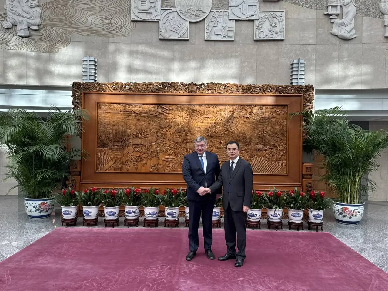 22 января заместитель Министра иностранных дел Российской Федерации Андрей Руденко провёл в Пекине консультации с помощником Министра иностранных дел КНР в ранге замминистра Лю Бинем по вопросам российско китайских отношений а также двустороннему взаимодействию в рамках ШОС Подтверждена готовность к продолжению совместной работы в целях раскрытия всего потенциала двустороннего взаимодействия в том числе на площадке ШОС Источник МИД России