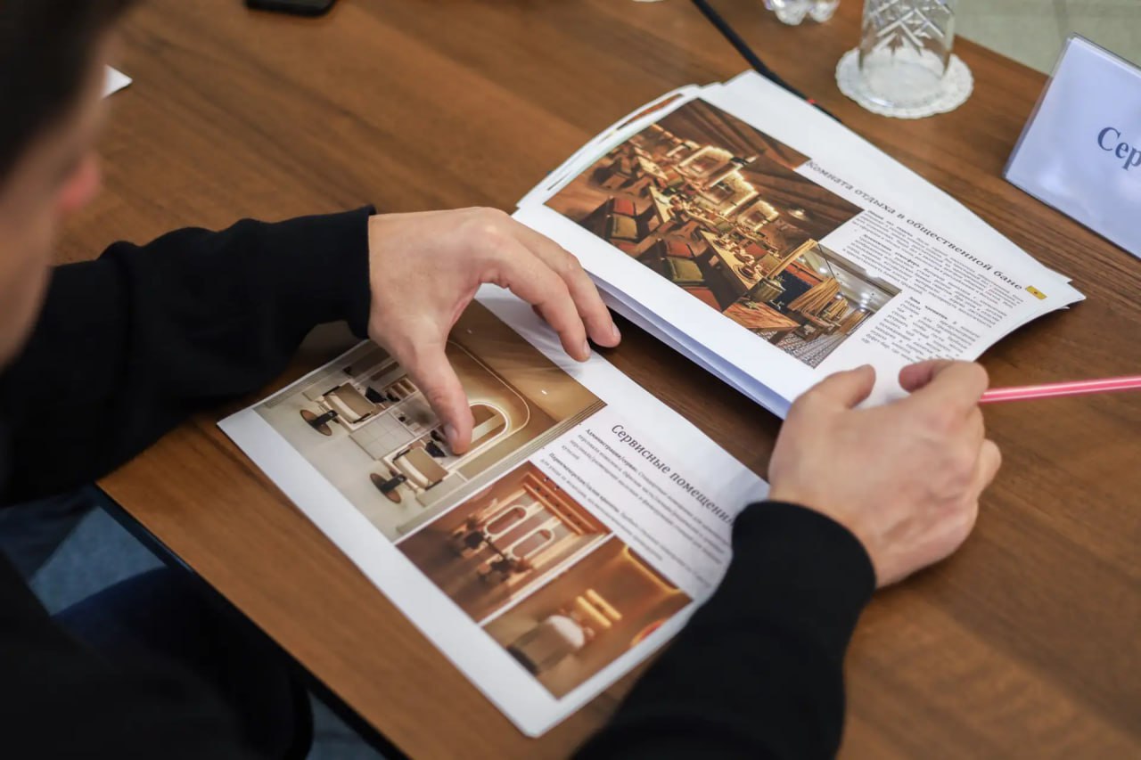 Корсаков готовится к новой народной бане В Корсакове состоялась встреча представителей местной власти и активных горожан на которой рассматривалась концепция новой общественной бани Проект разработан специалистами имеющими значительный опыт возведения аналогичных объектов в России Специалисты провели предварительное обследование места будущего сооружения проанализировав его архитектурные характеристики Концепция предполагает создание традиционной русской бани с основными помещениями на первом этаже гардероб раздевалка моечная зона парилка бассейн и помещение для отдыха На втором этаже возможно размещение коммерческих помещений хотя основной упор делается именно на социальную составляющую проекта Участники дискуссии особое внимание уделили выбору оптимального оборудования для парилки высказавшись за изучение опыта действующих банных комплексов Сахалина Пожелания горожан относительно планировки технических решений и удобства стали основой для дальнейшей работы проектировщиков По итогам собрания Наталия Куприна подчеркнула что открытое обсуждение будет продолжено на каждом этапе реализации проекта обеспечивая прозрачность процесса и учет мнения общественности Завершение разработки проекта запланировано на следующий год после чего будут определены источники финансирования и точные сроки реализации Губернатор Сахалинской области Валерий Лимаренко неоднократно подчеркивал важность привлечения жителей к таким инициативам направленным на улучшение городской среды и инфраструктуры