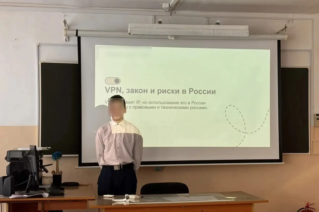 Школьникам начали давать уроки о вреде VPN с участием силовиков и психиатров В российских регионах стартовали занятия в школах посвященные опасности использования VPN сервисов Уроки проходят в рамках Разговоров о важном и смежных профилактических программ Основной посыл занятий убедить школьников отказаться от использования VPN представив такие сервисы как рискованные и потенциально незаконные инструменты Среди тем лекций VPN вне закона Использование VPN как отягчающее обстоятельство и Что нужно знать о запрете VPN сервисов Чиновники не нашли ничего лучше кроме как снова втереть дичь детишкам Будет не удивительно на самом деле если всё это обернется эффектом Стрейзанд о VPN и его преимуществах узнают даже те кто слыхом о нем не слыхивал