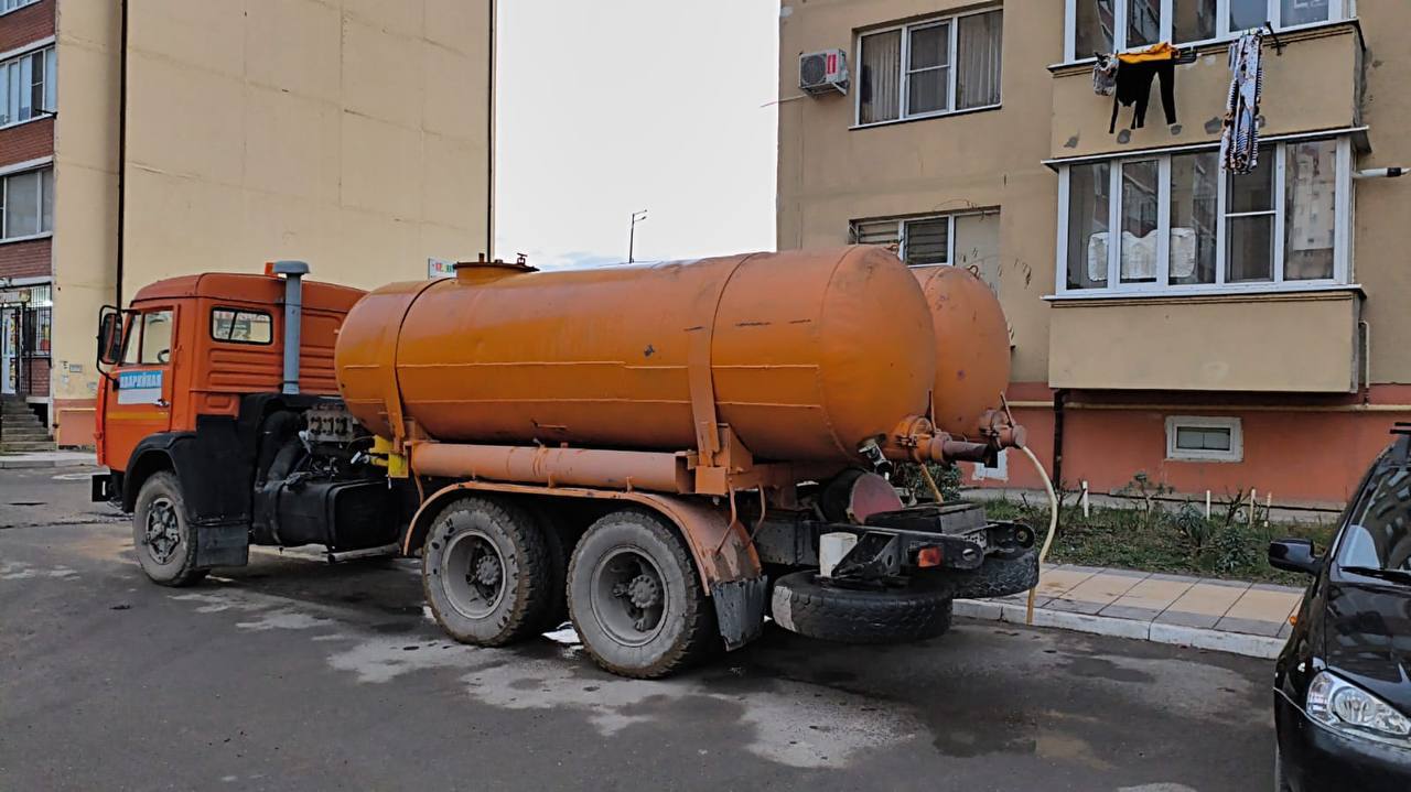 В связи с увеличенным водозабором в системе водоснабжения в отдельных районах города Каспийска сообщает ЕОРД в настоящее время наблюдаются перебои с подачей воды а также её временное полное отсутствие по следующим адресам микрорайон Кемпинг улица Акулиничева улица Ленина улица Молодёжная улица Каспийская улица Омарова Для выявления и устранения причин сложившейся ситуации специалистами коммунальных служб проводятся обследования запорной арматуры а также осмотр водоводов на предмет возможных утечек и технических неисправностей Все необходимые работы выполняются в оперативном режиме На время перебоев в водоснабжении будет организован подвоз питьевой воды для населения Подвоз осуществляется по предварительным заявкам Оставить заявку на подвоз питьевой воды вы можете по телефону диспетчерской службы 8 8722 98 96 18