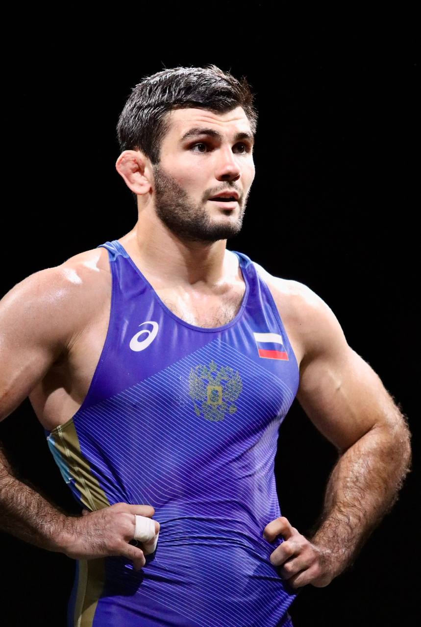 Артур Найфонов вышел в финал чемпионата России по вольной борьбе. Осетинский спортсмен сразится за золото в весовой категории до 86 кг. В полуфинале он победил Арслана Багаева. В финальной схватке Найфонов встретится с дагестанцем Ибрагимом Кадиевым. Схватка пройдет в субботу вечером, сообщает федерация спортивной борьбы России. Вести Алания Владикавказ