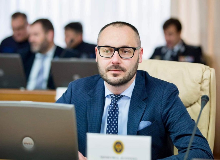 Литвиненко станет судьёй КС Премьер-министр Дорин Речан сообщил, что на предстоящем заседании Правительства будет принято решение об утверждении кандидатур Домники Маноле и Сергея Литвиненко на должности судей Конституционного Суда: «Как судья Конституционного Суда Домника Маноле последовательно действовала для обеспечения контроля конституционности и гарантирования верховенства Конституции. В качестве председателя Комиссии по вопросам права, назначениям и иммунитету и министра юстиции Сергей Литвиненко начал реформирование системы с целью создания независимой юстиции, которая вернет себе доброе имя и доверие граждан». Иногда они возвращаются…