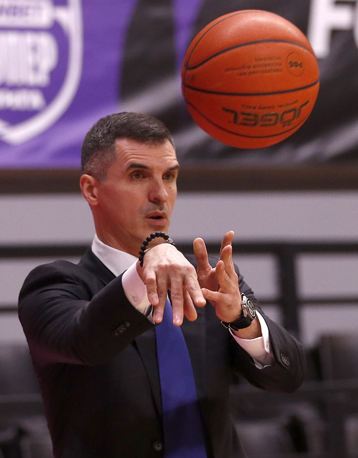 Выводить Уралмаш из кризиса поручили чемпиону России и Европы Главным тренером баскетбольного клуба будет Антон Юдин экс наставник Локомотива Кубани сообщил президент Уралмаша Виктор Ганиенко Заодно он объяснил причину увольнения предыдущего тренера Ростислава Вергуна с которым баскетболисты год назад завоевали Кубок России Я вручил ему приказ о расторжении договора Команду возглавит Антон Юдин завтра он будет представлен игрокам Команда к сожалению в последнее время перестала слушаться Вергуна Расстались мы хорошо по доброму Надо отметить за эти два года Вергун очень много сделал для команды Антон Юдин трехкратный чемпион России как баскетболист и 12 кратный как ассистент главного тренера Он долгое время работал в тренерском штабе ЦСКА и вместе с армейцами выиграл золотые и бронзовые медали главного европейского чемпионата В последнее время Уралмаш пережил серию из восьми поражений Сейчас команда находится внизу турнирной таблицы Единой лиги ВТБ с семью победами и 13 поражениями Впереди еще полсезона Если команда завершит его ниже восьмого места то не попадет в плей офф и лишится возможности побороться за чемпионство Фото пресс служба ЦСКА   Новости из Екатеринбурга