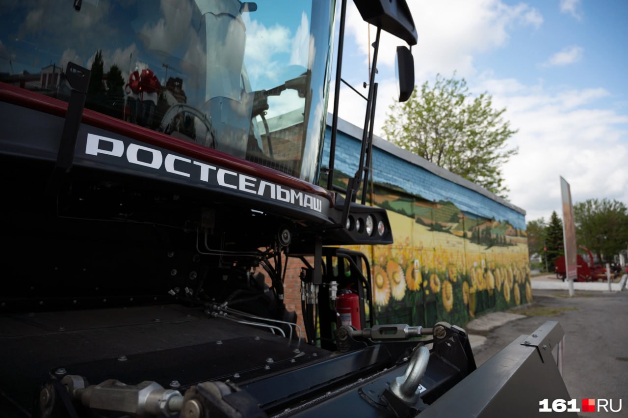 Если ростовский завод «Ростсельмаш» не сможет продать 2,5 тысячи тракторов и комбайнов, работников придется отправить в неоплачиваемый отпуск, написала депутат Госдумы Виктория Абрамченко в своем телеграм-канале. Как власти пытаются спасти «Ростсельмаш»? 1 По словам Абрамченко, «все возможные антикризисные меры поддержки уже использованы». Среди них — перенос уплаты утильсбора на конец этого года, чтобы «Ростсельмаш» смог сохранить оборотные средства на фоне роста стоимости кредитов и направить около 25 миллиардов рублей на производство, рабочие места и комплектующие. 2 В этому году финансирование программы субсидирования скидок на отечественную сельхозтехнику составит 10 миллиардов рублей. По словам властей, основной получатель субсидии — «Ростсельмаш». 3 Компании «Росагролизинг» увеличили объем собственных средств на более чем четыре миллиарда рублей. Как говорят власти, это позволит продавать технику «Ростсельмаша» на льготных условиях до конца года. К тому же, по словам Абрамченко, сейчас запустили программу льготного лизинга через инфраструктурные облигации. Но подробностей о программе пока нет, однако она привлечет до 30 миллиардов рублей внебюджетных средств. Разыгрываем наушники Marshall