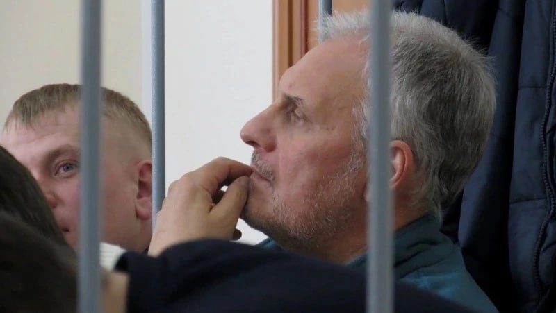 Экс-губернатору Сахалина Хорошавину отказали в смягчении приговора  Бывший глава региона, отбывающий 15-летний срок за многомиллионные взятки, просил заменить оставшуюся часть заключения более мягким видом наказания, но получил отказ от Хабаровского краевого суда.    Подробнее читайте на сайте.  ———    :     Прислать нам новость: