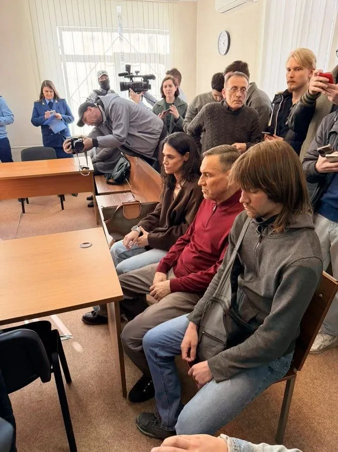 Суд приговорил бывшего депутата Госдумы и экс гендиректора компании Завод Исеть Малика Гайсина к 14 годам колонии общего режима по делу о растрате сообщает ТАСС По версии обвинения экс депутат в течение нескольких лет выводил деньги предприятия через подконтрольные фирмы Суммарный ущерб оценивается в сумму более 385 млн рублей  Ранее одно из уголовных дел в отношении Гайсина о растрате 256 млн рублей было прекращено за истечением срока давности сообщала объединенная пресс служба судов Свердловской области Telegram ekboblsud Ленинский районный суд Екатеринбурга Max Telegram Рассылка Приложение для iOS Android