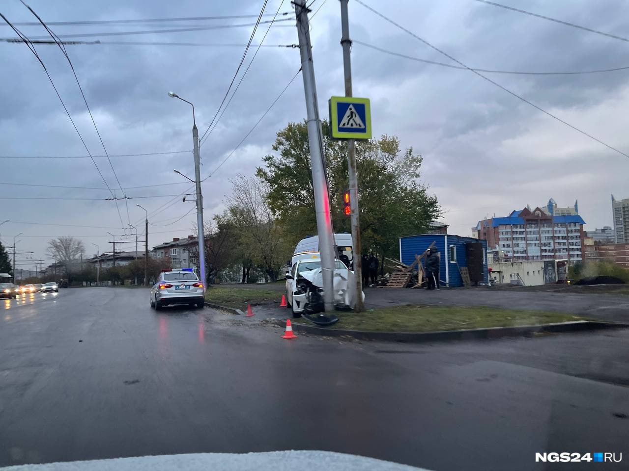 Смертельное ДТП произошло на Елены Стасовой. Водитель такси влетел в столб, погибла пассажирка.  По предварительной информации ГИБДД, 39-летний водитель KIA двигался по Стасовой со сторон Высотной, но не справился с управлением и влетел фонарный столб.   От травм 74-летняя пассажирка скончалась в скорой. Установлено, что женщина сидела на заднем сидении и не была пристегнута.