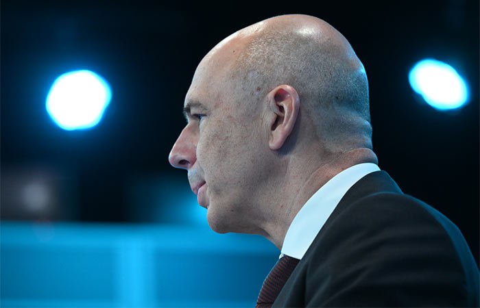 Проблемы с обеспечением внутреннего топливного рынка будут решены в ближайшее время заявил в Госдуме министр финансов РФ Антон Силуанов Уверен что ограничения в снабжении внутреннего топливного рынка будут преодолены в ближайшее время сказал он Министр также заявил что каких либо изменений налогового законодательства для нефтяного производства делать не нужно Видим что сегодня компании нефтепереработки работают с напряжением
