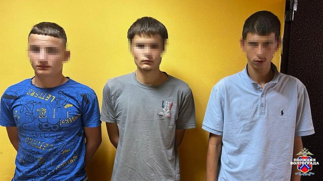 В Волгограде готовится к передаче в суд уголовное дело в отношении двух подростков и их взрослого сообщника Молодые люди обвиняются в разбойных нападениях грабеже и хулиганстве Их жертвами стали три человека один из которых оказался в больнице с тяжелыми травмами