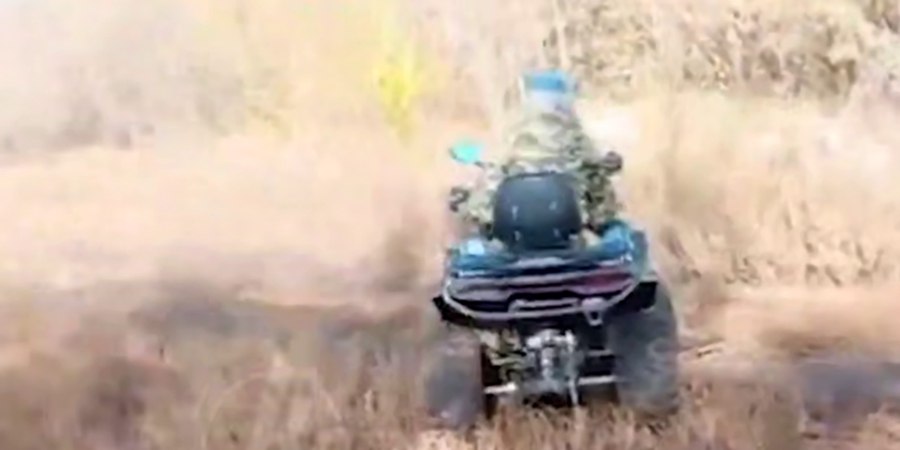 В Саратовской области ветеран СВО обвинил автоинспекторов в избиении В Марксовском районе Саратовской области ветеран специальной военной операции обвинил сотрудников ГИБДД в избиении Региональное следственное управление СКР начало проверку По словам участника СВО он ехал на квадроцикле и его остановили сотрудники ГАИ Они заподозрили что он пьян и предложили решить вопрос за 50 тысяч рублей Ветеран отказался и попытался уехать от инспекторов началась погоня во время которой квадроцикл выехал в поле и перевернулся Сотрудники полиции подбежали к ветерану и начали его избивать Однако по словам полицейских ситуация разворачивалась совсем не там и у них якобы есть доказательства своей невиновности Подробнее читайте на сайте Четвертой Власти