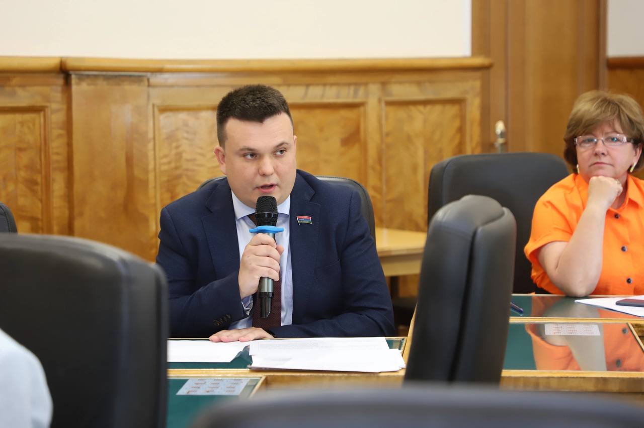 Карельским пожарным и спасателям предложили ввести ежемесячные выплаты до выхода на пенсию - сообщает KF NEWS На несправедливую ситуацию с уровнем поддержки региональных пожарных и спасателей обратил внимание лидер карельских справедливороссов Ройне Изюмов. По его словам, сотрудники республиканских служб ежедневно рискуют жизнью — тушат пожары, спасают людей на воде, работают с опасными предметами — но при этом получают меньше, чем федеральные коллеги из МЧС. «У них ниже зарплата, нет досрочной пенсии и недостаточно социальной поддержки. Мы считаем, что это нужно менять», — заявил Изюмов. Фракция «Справедливая Россия – За правду» внесла в Законодательное Собрание Карелии проект обращения к Главе Республики. В документе предлагается ввести ежемесячные выплаты для пожарных и спасателей — до момента выхода на пенсию на условиях, аналогичных сотрудникам МЧС. «Это будет справедливо. Это станет стимулом для тех, кто уже работает. И поможет привлечь новых специалистов», — подчеркнул парламентарий. По мнению депутатов-эсеров, безопасность людей начинается с тех, кто первым приходит на помощь — и задача власти поддержать этих людей не на словах, а на деле. Подписаться на «Карельский Дворик»