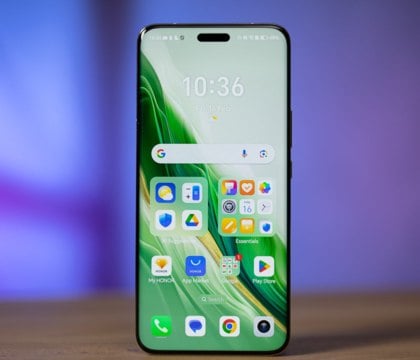 HONOR Magic 7 Pro впервые показали на фото — Gizmochina  В китайской социальной сети Weibo опубликовали фотографии еще не представленного флагманского смартфона HONOR Magic 7 Pro. Об этом сообщает Gizmochina. Судя по снимкам, передняя часть устройства особо не изменится в сравнении HONOR Magic 6 Pro. Экран с относительно тонкими рамками сохранит «пилюлю» под фронтальные датчики в стиле iPhone 15.  Читать далее