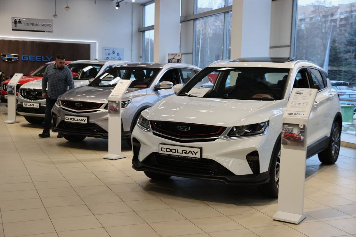 Geely перестала ввозить новые автомобили в Россию Поставки машин марки Geely в Россию судя по официальному сайту компании остановлены В каталоге больше нет автомобилей выпущенных в этом году остались только модели прошлого года включая Emgrand Preface и Coolray Дилеры подтверждают что новые партии пока не поступают продажи идут за счет складских запасов Даже электрокроссовер EX5 недавно представленный на рынке доступен лишь в версии 2024 Причины такой ситуации официально не названы По данным источников отрасли компания может корректировать логистику и адаптировать модельный ряд под рынок РФ Некоторые эксперты не исключают что Geely готовится к ребрендингу или переходу на локальную сборку в нашей стране под другими марками
