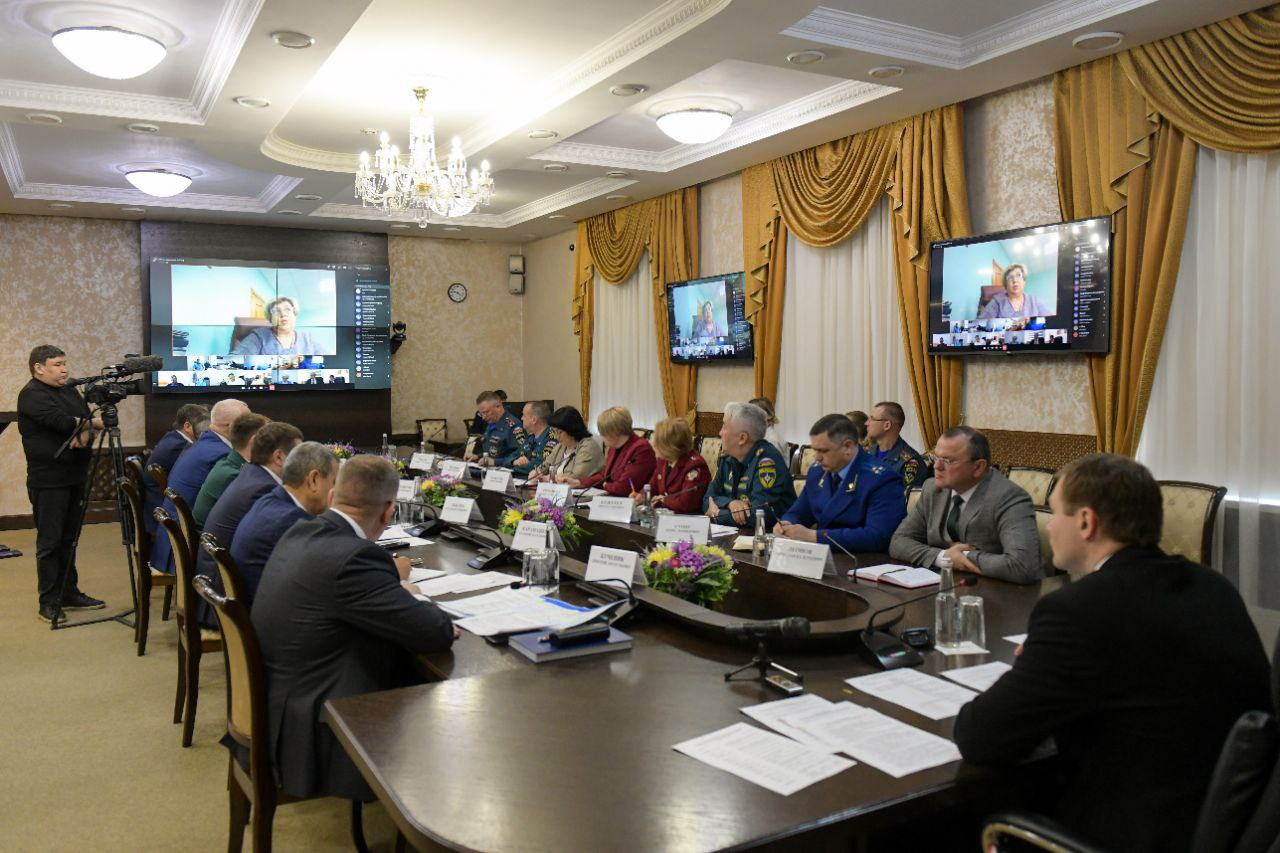 Провёл заседание Комиссии по предупреждению и ликвидации чрезвычайных ситуаций В Хакасии начался третий этап весеннего половодья, связанный с таянием снега в горно-таёжных районах. Из-за потепления и сильных дождей в последние дни поднялся уровень воды в реке Абакан в районе Абазы. В ряде населённых пунктов произошло подтопление низин, нескольких приусадебных участков и дорог. Главам городов и районов, в первую очередь Аскизского и Таштыпского, всем службам и ведомствам необходимо быть в полной боевой готовности на случай осложнения паводковой обстановки. Наша общая задача — сделать всё возможное, чтобы не допустить возникновения ЧС регионального уровня. #ВалентинКоновалов #ГлаваРХ #Хакасия