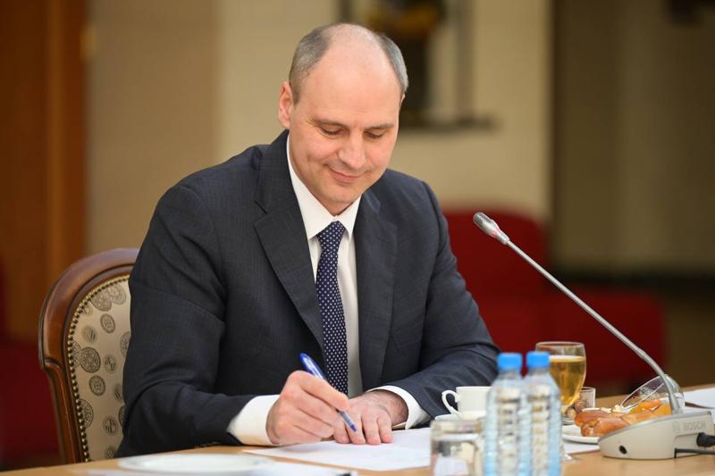 Денис Паслер начал новые перестановки в свердловском правительстве Как и писал ЕАН, Управление делами губернатора и правительства области возглавил давний друг и соратник врио губернатора — Сергей Брюханов. Напомним, что скоро перестановки дойдут до главы свердловского министерства промышленности Сергея Пересторонина. На его место прочат еще одного соратника Паслера — Игната Петухова. Фото: ДИП СО
