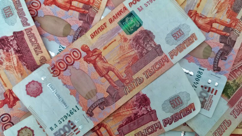 Калининградец задолжал дочери 1 миллион. Алиментщик, объявленный в исполнительный розыск в Озерске, заключил контракт с Министерством обороны РФ и полностью погасил задолженность перед дочерью, которой исполнилось 18 лет. Суд установил, что мужчина продолжительное время уклонялся от исполнения родительских обязанностей и не выплачивал алименты на содержание ребенка. Гражданин не имел постоянного дохода и не владел имуществом. Его алиментный долг достиг 1 млн рублей. Поскольку житель Озерска избегал общения с судебными приставами, его объявили в исполнительный розыск. Выяснилось, что гражданин заключил контракт с Министерством обороны РФ, но не уведомил об этом службу судебных приставов. После того, как местонахождение должника стало известно, он сам вышел на связь, заверив, что погасит долг. Слова не разошлись с делом: мужчина перечислил 1 млн рублей напрямую взыскателю. В УФССП России по Калининградской области сообщили, что исполнительное производство окончено. Права дочери должника восстановлены.