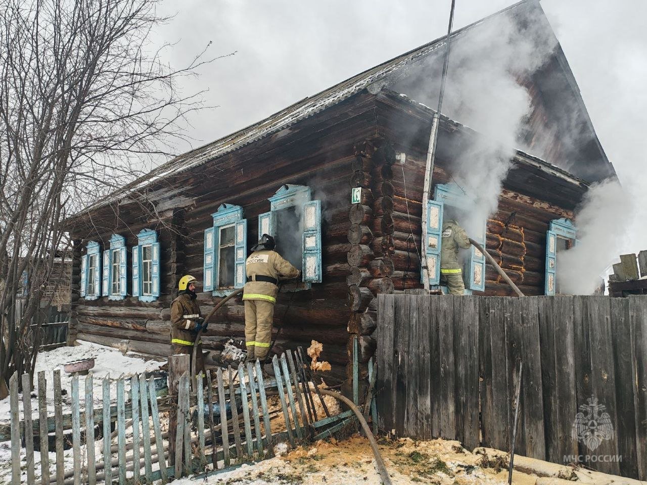 Оперативные итоги прошедших суток  Ликвидировано 12 пожаров, погибших и пострадавших нет.   В Большеулуйском районе произошло возгорание в жилом доме в с. Бобровка на ул. Школьная. На место прибыли 3 автоцистерны и 8 человек личного состава. В результате пожара повреждены потолочные перекрытия, стены и домашние вещи на площади 32 кв. метра. Предварительная причина пожара - короткое замыкание электропроводки.  Фото 1    В 18:59 поступило сообщение о пожаре в жилом доме на ул. Ленина с. Атаманово Сухобузимского района. Площадь составила 30 кв. метров, огонь ликвидировали в 20:18, работали 9 человек и 3 единицы техники МЧС России. Предварительно причиной возгорания является неосторожное обращение с огнём неустановленных лиц.  Фото 2     Напоминаем:   Перегружать электросети опасно.  Нужно вовремя ремонтировать ветхую проводку.  Необходимо следить за состоянием розеток, вилок электроприборов.