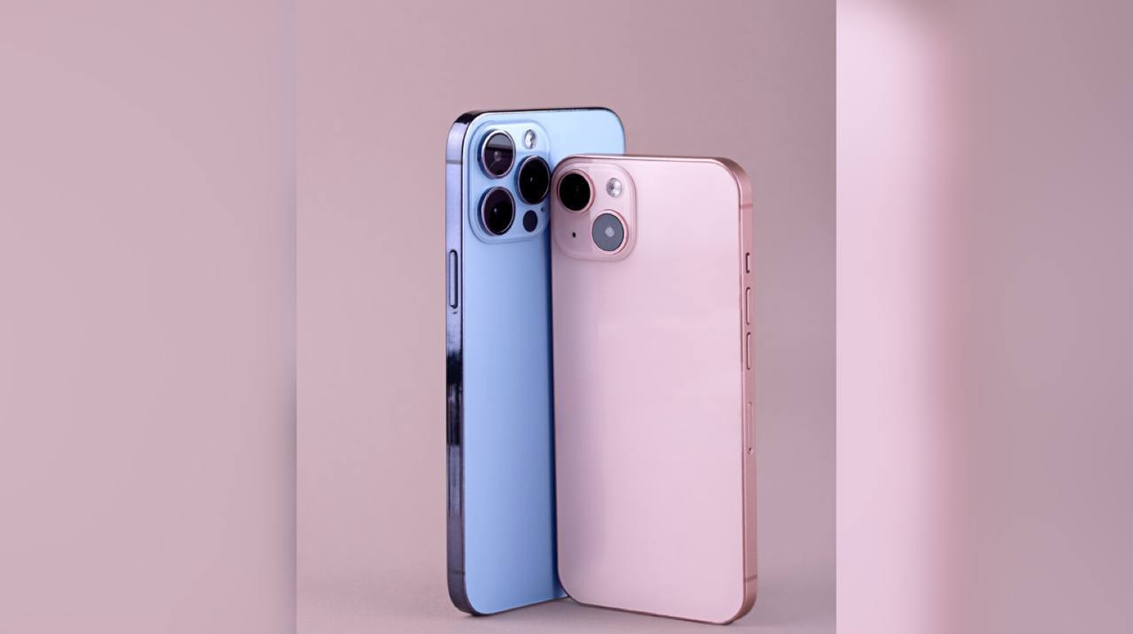 Видео нового iPhone 17 Pro Max с переработанной камерой появилось в Сети Судя по кадрам дизайн задней панели изменился камеры теперь занимают верхнюю часть устройства от края до края Анонс всей серии ожидается 9 сентября