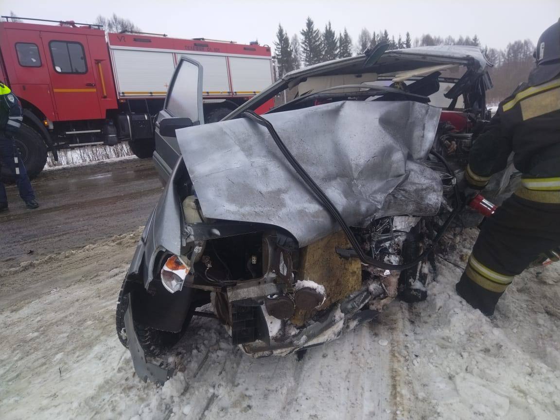 В Чувашии в суд направлено дело о смертельном ДТП    Прокуратура Чувашии передала в суд уголовное дело по факту ДТП, в котором погибли два человека.     Обвиняемый – 41-летний житель Чебоксар, которому инкриминируют ч. 5 ст. 264 УК РФ  нарушение ПДД, повлекшее по неосторожности смерть двух лиц .    Трагедия случилась 2 января 2025 года около 11 часов на автодороге «Аниш» в Янтиковском округе. Водитель «Skoda Yeti, двигаясь по трассе, совершил манёвр вправо, частично выехал на обочину и потерял управление. Машину вынесло на встречную полосу, где она столкнулась с «ВАЗ 2114».     В результате аварии водитель и пассажир отечественного автомобиля скончались на месте.   Обвиняемый признал вину и частично компенсировал моральный вред семьям погибших. Теперь его судьбу решит Урмарский районный суд.