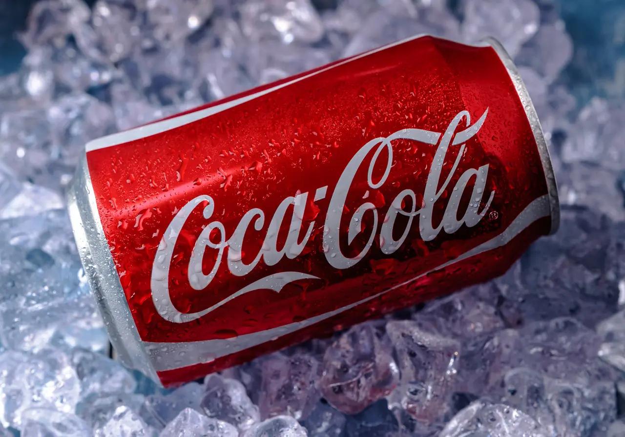Coca Cola обсуждает с банками вопрос продажи крупнейшей британской сети кофеен Costa Coffee Как стало известно Sky News на данный момент уже прошли переговоры с несколькими потенциальными покупателями Аналитики предполагают что Coca Cola останется в убытке от продажи актива за который в 2018 году заплатила более 5 млрд Предложения от покупателей могут быть сделаны уже в начале осени