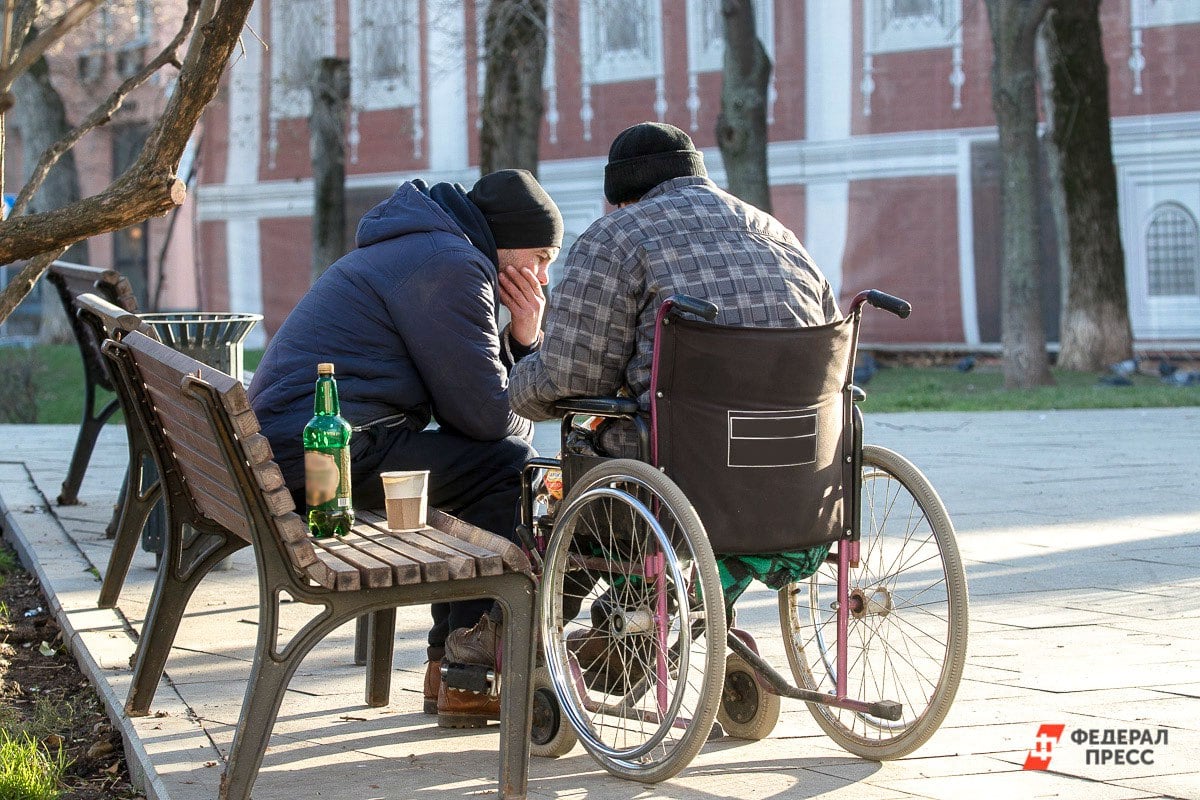 Борец за доступную среду предложил посадить тюменского мэра в инвалидное кресло. Инвалид-общественник Андрей Романов заявил, что доступная среда для людей с ОВЗ в его городе не такая уж и доступная.  «Нужно посадить мэра и директора департамента социального развития в коляски, и пусть проедут хотя бы по центру города. Было бы интересно. Такой опыт был у мэра Тагила. Потом все сразу начали исправлять», – поделился мнением общественник Андрей Романов.  Тюменец заявил, что лишь торговые центры действительно удобны для инвалидов. Но в некоторых общественных местах на кнопки вызова помощи люди либо идут слишком долго, либо вовсе не приходят.  «В 90% случаев кнопки нерабочие», – считает Романов.  Он напомнил, что маломобильными считаются не только инвалиды, но и мамы с детьми и пенсионеры.