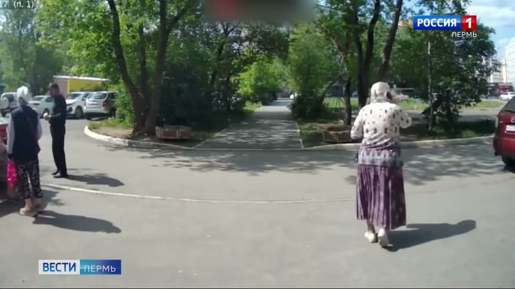 В полиции рассказали, как обманутые пенсионеры становятся курьерами мошенников Полиция Прикамья фиксирует очередной всплеск телефонных афер, ориентированных на граждан старшего поколения. Мошенники продолжают использовать отработанные схемы обмана - представляются сотрудниками правоохранительных органов или иных официальных структур, под предлогом защиты от якобы планируемого хищения денежных средств с их счетов убеждают передать или перевести денежные средства третьим лицам. Особую тревогу вызывает новая тенденция. После первоначального обмана и получения доступа к средствам жертв, преступники не прекращают контакт. Они начинают эксплуатировать доверчивость и желание потерпевших помочь, убеждая их в необходимости содействия «правоохранительным органам» в «спасении денег других пенсионеров». Под этим предлогом обманутые граждане вовлекаются в противоправную деятельность в качестве так называемых курьеров.