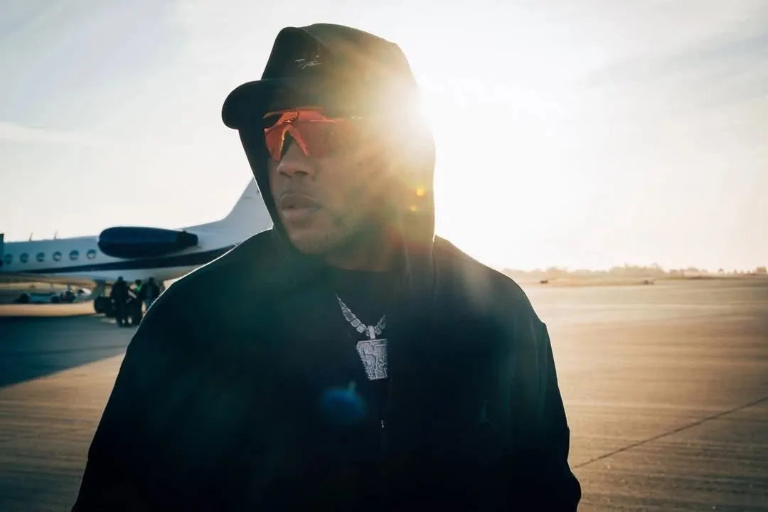 Flo Rida планирует посетить парк Галицкого во время визита в Краснодар 5 мая Американский рэпер Flo Rida прибудет в Краснодар 5 мая 2026 года для выступления в Баскет холле Перелет из Москвы артист организует самостоятельно на частном самолете в условиях плотного гастрольного графика Помимо концерта музыкант планирует познакомиться с городом В числе его запросов прогулка по парку Галицкого и посещение стадиона футбольного клуба Краснодар Flo Rida также выразил желание пообщаться с представителями казачества и познакомиться с региональной кухней В гастрономических предпочтениях заявлены мясные блюда соленья и маринованные арбузы Подписаться на kpkuban Читать нас в MAX
