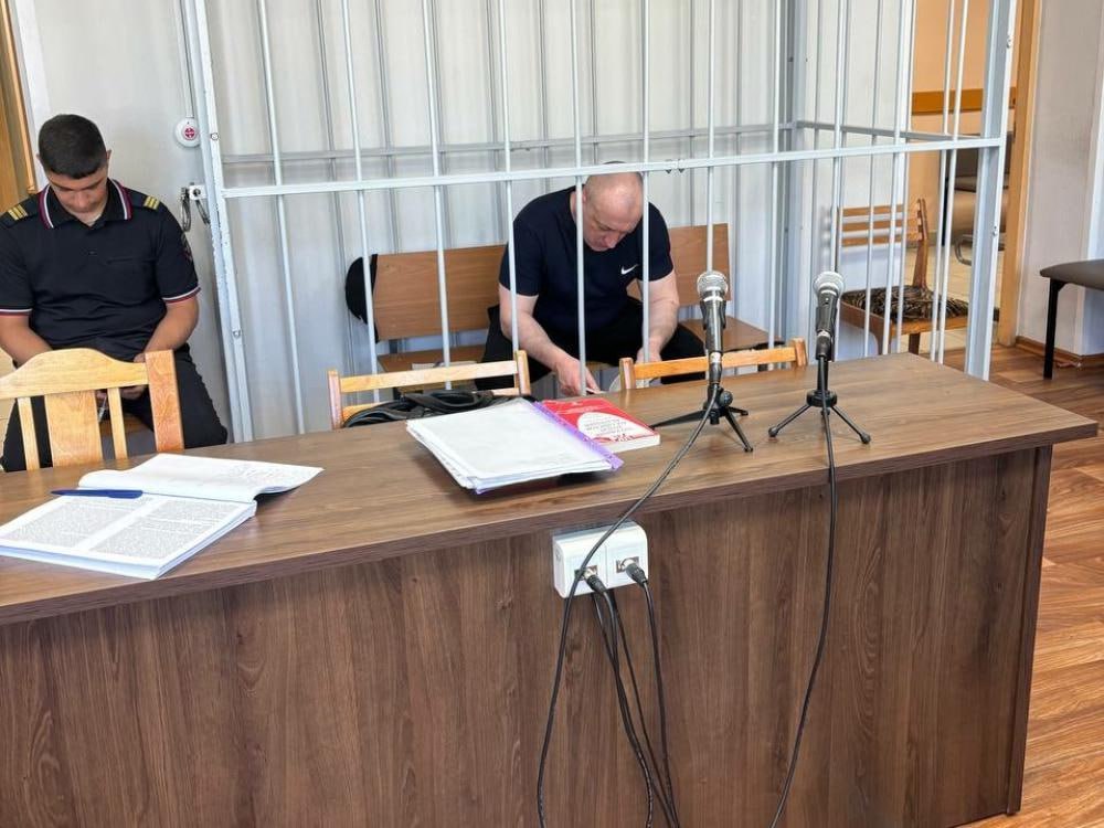 Онежский вестерн Малошуйского ковбоя осудили за хулиганку Онежским городским судом Архангельской области на основании обвинительного вердикта коллегии присяжных заседателей местный житель осужден за хулиганство совершенное с применением оружия 8 марта 2025 года на улице возле жилого частного дома расположенного в поселке Малошуйка случилась сцена из вестерна Парню который явно должен был родиться не под Онегой а где то на диком Западе надо было попасть в дом Но дверь в салун была заперта изнутри а внутри притаились восемь гастролёров Что делает ковбой Правильно берёт ружьё и выносит дверь из ружья Так и было в Малошуйке прирождённый Джо выстрелил дробовым зарядом из охотничьего ружья модели ИЖ 17 во входную дверь за которой притаилась восьмёрка Впоследствии уже на следствии вся восьмёрка рассказала что от указанных действий испытали страх за свою жизнь и здоровье Всё Дальше шериф наручники камера Присяжные Коллегия присяжных заседателей пришла к единодушному вердикту о виновности подсудимого указав что ковбой заслуживает снисхождения Всё Судья Этакий Рой Бин Приговором суда виновному назначено наказание в виде 3 лет 6 месяцев лишения свободы в исправительной колонии общего режима Оружие с помощью которого произведен выстрел постановлено передать в уполномоченный орган для определения его дальнейшей судьбы Фото пресс службы прокуратуры Архангельской области