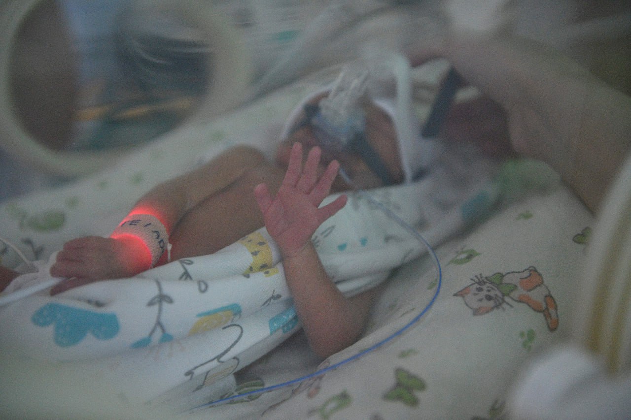 Якутия отмечает День недоношенных детей 17 ноября в Якутии отмечается Международный день недоношенных детей важный день солидарности и поддержки семей маленьких героев За последние годы республика значительно улучшила материально техническую базу и уровень медицинской помощи недоношенным детям В Мирнинском роддоме несколько лет назад родился малыш весом всего 800 граммов Благодаря высокому профессионализму медиков и современному оборудованию Мирнинской ЦРБ и Перинатального центра Якутска ребенок выжил и теперь здоров живое доказательство успехов якутской медицины Медики Якутии дают советы родителям важен тактильный контакт голос и присутствие родителей терпение и поддержка врачей В регионе реализуется национальный проект Продолжительная и активная жизнь направленный на улучшение жизни и здоровья детей и их семей Якутия ежегодно поддерживает благотворительные акции например МнеНеФиолетово чтобы привлечь внимание общества к проблемам недоношенных детей Важно помнить о профилактике преждевременных родов соблюдении рекомендаций врачей и заботе о будущем поколении якутян