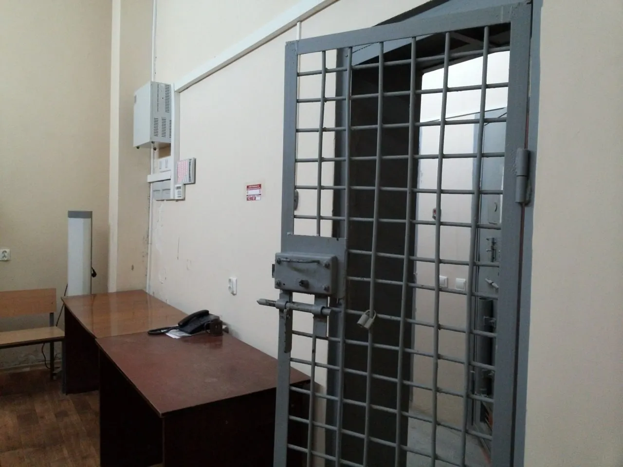 В Нижнем Тагиле задержали пятерых местных жителей по делу об организации проституции с участием несовершеннолетних По данным следствия группу накрыли осенью 2025 года В незаконную деятельность они вовлекали подростков При этом у фигурантов оказалось криминальное прошлое некоторые из них связаны с ОПГ действовавшей ещё в 90 е Отдельные эпизоды уходят в прошлый век один из подозреваемых проходит по делу об убийстве и покушении 1994 года Эти материалы объединили с текущим расследованием Всех задержанных отправили под стражу Делом занимаются СКР МВД и ФСБ А чтобы читать такие новости без лишнего шума заглядывайте в наш МАХ