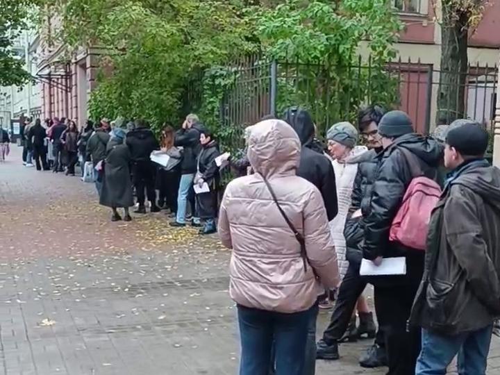 Жители домов попавших под реновацию выстроились в очередь с жалобами в приемную президента Сегодня вечером в Заксобрании будет заседать Общественный штаб по комплексному развитию территорий КРТ вероятно в последний раз Последнее заседание штаба Со следующего года вступят в силу июньские поправки Госдумы к закону о КРТ предложенные петербургским Заксом В сентябре спикер Заксобрания Александр Бельский заявил что в новом году действующий сейчас в городе мораторий на КРТ не будут продлевать А значит дома петербуржцев которые пришли сегодня с жалобами могут начать сносить По словам Бельского сегодняшнее заседание штаба подведет итоги проделанной работы Есть серьезный результат который еще раньше казался недостижимым Это наша общая победа Нужно посмотреть на возможности которые у нас появились сейчас и их использовать Поправки По ним региональные власти смогут включать дом в програму реновации без собрания собственников которое раньше было обязательным Поправки также дадут администрациям городов федерального значения право решать как далеко переселят жителей Причем новое жилье не будет должно находиться вблизи социальных объектов даже если жильцы в этом нуждаются Фото скриншот из видео в канале Реновация НОВОСТИ Подписывайтесь на Бумагу и предлагайте новости