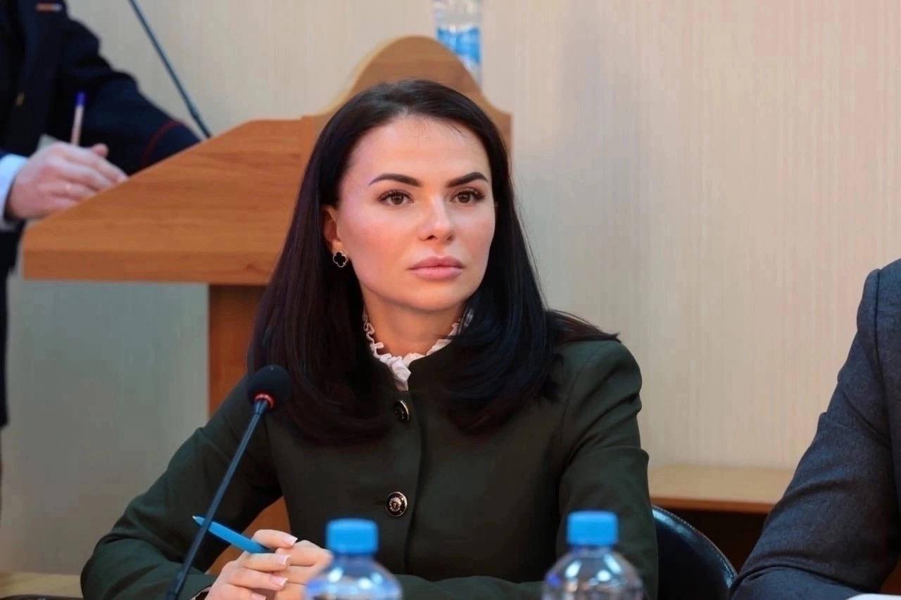 С приходом тепла в Архангельске полчища крыс атакуют жилые массивы. Во многом это связано с плохой работой управляющих компаний и коммунальных служб города. Мусор вывозится с контейнерных площадок нерегулярно и это создает идеальные условия для размножения грызунов. Один из таких адресов — ул. Садовая, 56. Жители дома обратились к депутату от ЛДПР Марии Харченко с жалобой на массовое нашествие крыс во дворе и на контейнерной площадке. По словам горожан, управляющая компания бездействует, а популяция грызунов растёт буквально на глазах. «Приехав на место, я ужаснулась. Ситуация действительно критическая: крысы свободно перемещаются по территории, не боясь людей. Страшно выпускать детей поиграть во двор — везде крысы. Речь уже идет о возможной эпидемиологической опасности», — отметила Мария Харченко. Депутат направила обращение в администрацию города с требованием провести экстренную дератизацию и призвала лишать лицензий недобросовестные управляющие компании.