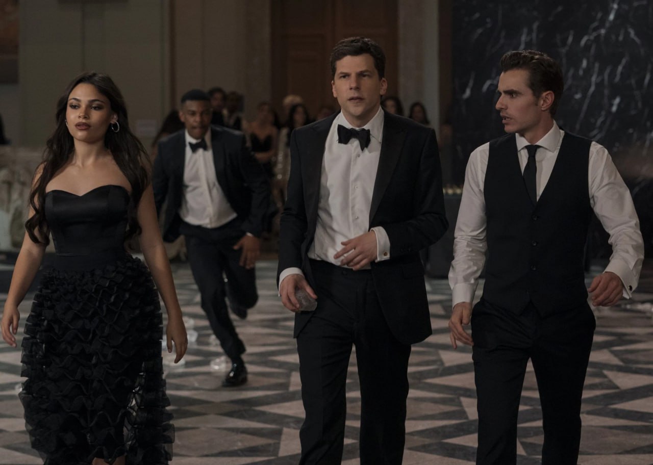 Иллюзия обмана 3 собрала более 500 млн рублей в российском прокате за первый уик энд согласно данным ЕАИС Фильм показал один из лучших стартов 2025 года в России и занял второе место в тройке самых кассовых зарубежных картин 2025 го вышедших в российский прокат на первом месте Дракула 930 млн рублей а на третьем Балерина 452 млн рублей В зарубежном прокате Иллюзия обмана 3 возглавила уик энд собрав 75 5 млн долларов при бюджете в 90 миллионов В центре сюжета картины четыре Всадника которые объединяют свои усилия с молодыми иллюзионистами чтобы вместе с ними провернуть крупное ограбление криминальной семьи Билеты на Иллюзию обмана 3 ищите на Кинопоиске Кинопоиск Новости