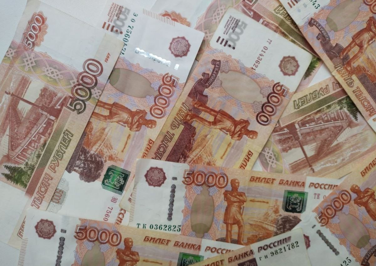 В 2025 году россияне совершили 164 млн поездок по России потратив в них 1 83 трлн рублей newstula ru fn 1772206 html В 2025 году россияне стали активнее путешествовать по стране За одиннадцать месяцев года они совершили 164 млн поездок по России на 7 5 больше чем за тот же период 2024 го Таковы результаты исследования СберАналитики части проекта Итоги года со Сбером 2025 Если в прошлом году жители нашей страны осенью путешествовали реже то в 2025 м турпоток выровнялся по сезонам в сентябре россияне совершили 15 9 млн поездок 14 3 к сентябрю 2024 года в октябре 13 3 млн 15 8 в ноябре 12 1 млн поездок 14 3 Реклама Erid 2W5zFGJLESU ИНН 7707083893 ПАО Сбербанк