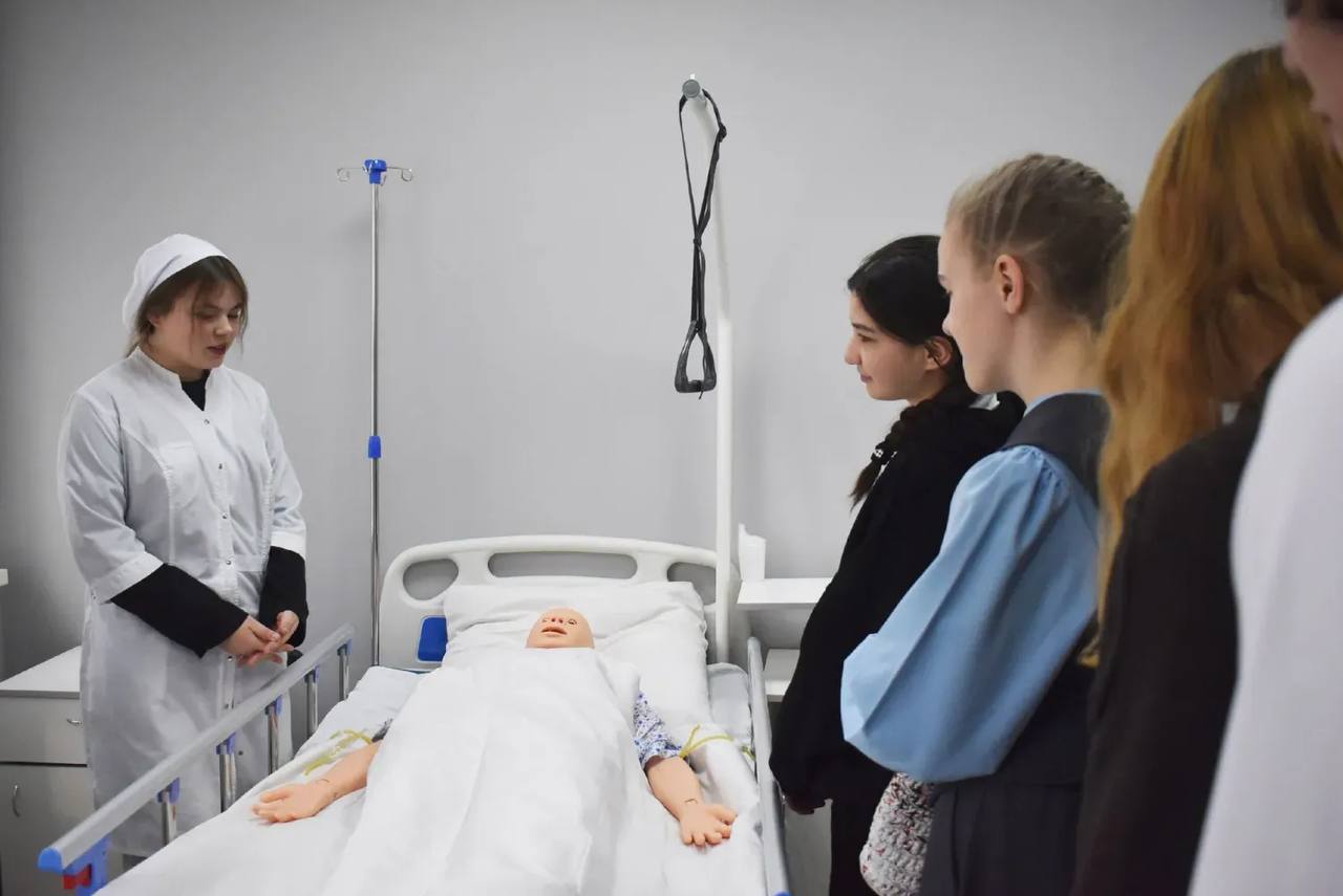 Детей из Приамурья готовят к работе в медицине В регионе стартовала активная профориентационная работа для поступления в медицинскую академию и колледж Профориентация школьников важное направление работы в системе здравоохранения В медицине не может быть случайных людей каждый абитуриент должен осознавать ответственность работы от которой зависит чье то здоровье и чья то жизнь отмечают в Минздраве Амурской области В регионе функционируют восемь естественно научных классов медицинского профиля Шесть классов находятся в Благовещенске по одному классу открыто в Белогорске и Тамбовке В январе этого года профориентационную работу уже провели с учениками лицея 11 школ 10 2 Благовещенска а также Белогорска Преподаватели занимаются подготовкой ребят по профильным дисциплинам рассказывают о заболеваниях обучают правилам оказания первой помощи основам врачебной этики и вовлекают подростков в волонтерство Учебный процесс также включает посещение лечебных учреждений региона знакомство с оборудованием и особенностями профессии общение с практикующими врачами Кроме этого школьники принимают участие в мероприятиях Дней открытых дверей Ребята подробно узнают о специальностях условиях поступления в профессиональные учебные заведения размерах стипендий мерах социальной поддержки при трудоустройстве в государственные учреждения здравоохранения Амурской области Особое внимание преподаватели и главные врачи уделяют условиям работы в отдаленных районах региона с возможностью участия в программах Земский доктор и Земский фельдшер По программам будущие медики получают единую компенсационную выплату до 1 миллиона рублей дополнительные выплаты к основной заработной плате служебную квартиру или компенсацию за коммунальное обслуживание и подъемные в зависимости от территории Фото Минздрава Амурской области ТЕЛЕПОРТ РФ здесь все об Амурской области  Мы в МАХ  Написать нам