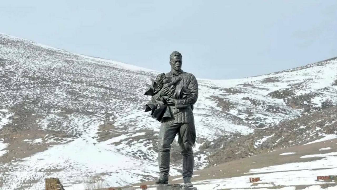 7 декабря 1988 года произошло катастрофическое землетрясение в Армении был разрушен город Спитак В 11 часов 41 минуту по ереванскому времени произошло катастрофическое землетрясение магнитудой 8 В эпицентре землетрясения городе Спитак интенсивность толчков достигла 9 10 баллов Стихия разрушила 21 город и поселок 324 села Погибли более 25 тысяч человек без крова остались 530 тысяч жителей Первыми пришли на помощь и приступили к аварийно спасательным работам советские воинские подразделения Военнослужащие расчищали руины наводили порядок и походными кухнями обеспечили питание для полсотни тысяч граждан Для поиска людей под завалами привлекали кинологические расчеты МВД СССР 7 декабря 2015 года по инициативе Российского военно исторического общества в городе Спитак был открыт памятника советским Воинам ликвидаторам последствий стихийного бедствия памятныедаты ИсторияРФ Подписаться на История РФ