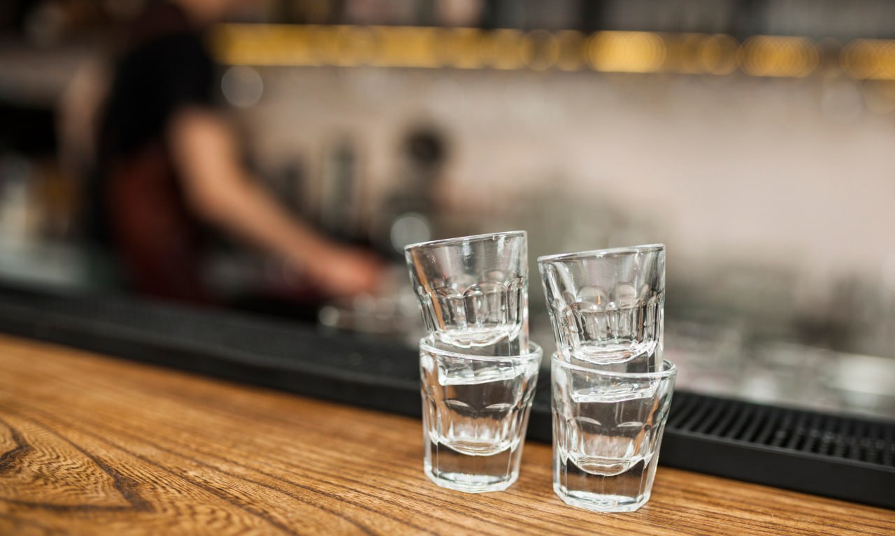 Сильнее всего производство водки в российских регионах за минувший год выросло в Северной Осетии Новгородской области а также Алтайском и Пермском краях на треть Заметнее всего оно просело в Томской области в 4 6 раза Якутии в 3 7 раза Костромской области в 2 6 раза а также в Коми в 2 1 раза Водку в России производят 49 регионов больше всего в Московской области более 17 от всего выпущенного объема в 2025 году Полностью прекратили выпуск крепкого алкоголя полностью в Калининградской области и Марий Эл