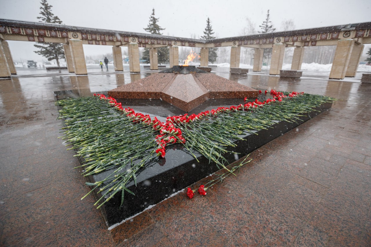 В Казани подросток потушил снегом Вечный огонь в парке Победы  Как стало известно «Татар-информу», инцидент произошел накануне в шесть вечера. Подростка доставили в отдел полиции. Туда же пригласили его родителей. Он объяснил, что просто кинул снег в Вечный огонь, после чего тот потух. По данным агентства, семья благополучная, а юноша ни на каких учетах не состоит.  В настоящее время проводится проверка, подросток находится под подпиской о невыезде.   Подпишитесь: