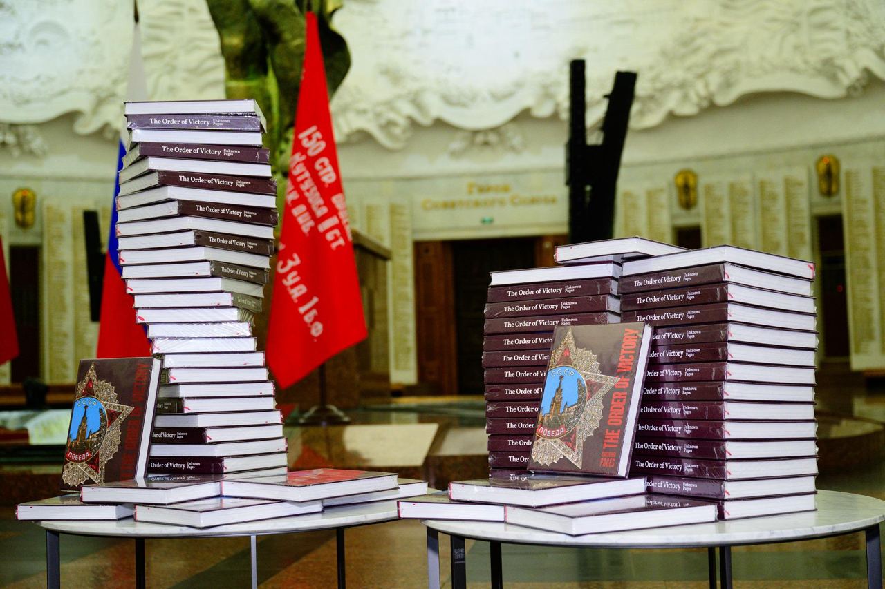 Транснефть выпустила англоязычное издание книги Орден Победа Неизвестные страницы Торжественная передача тиража в фонды государственных учреждений состоялась в Музее Победы при участии членов семей кавалеров ордена Издание раскрывающее историю высшей воинской награды СССР включено в план мероприятий по празднованию 80 летия Великой Победы согласно распоряжению Правительства РФ Благодаря поддержке Транснефти книга получит широкое распространение в том числе через зарубежные дипломатические представительства России способствуя укреплению знаний о решающей роли СССР во Второй мировой войне ctrs2018