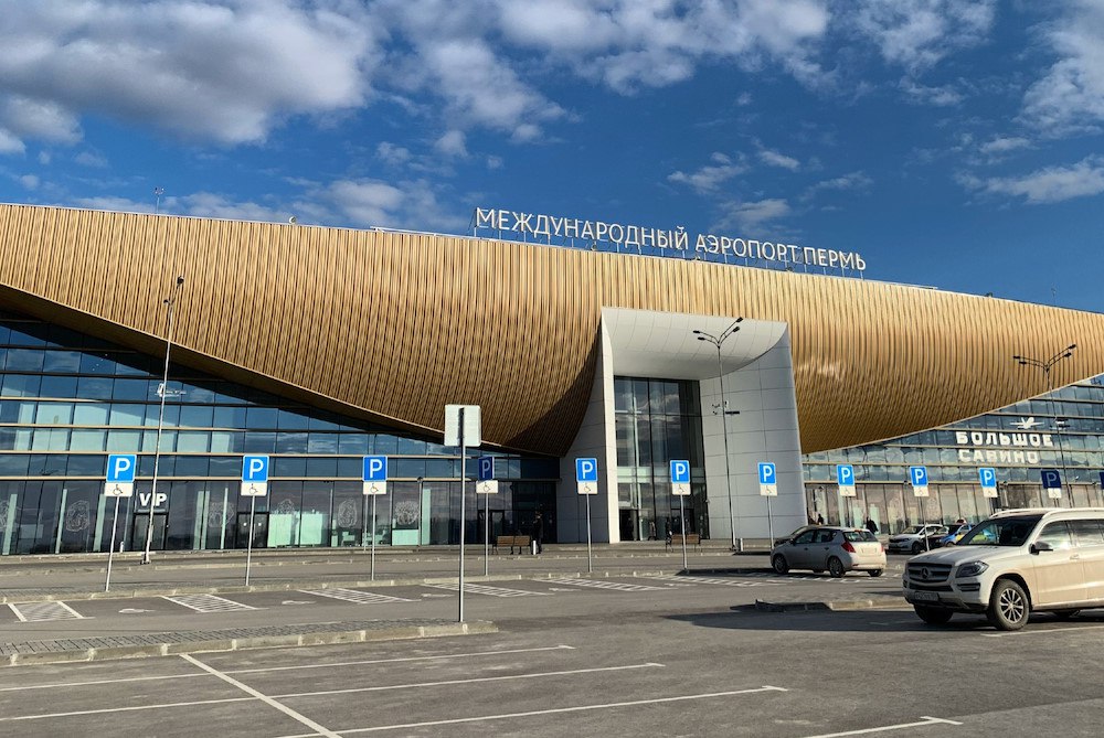 При посадке в Перми самолет столкнулся с птицей При посадке в Перми самолет Boeing 737-800 столкнулся с птицей. Как сообщает телеграм-канал Aviaincident, инцидент произошел вчера на высоте 120 метров. Посадка прошла нормально. На этой неделе столкновения с птицами фиксировались в зоне аэропортов Новосибирска, Санкт-Петербурга, Москвы. В крупных аэропортах работают отделы орнитологического обеспечения полетов. Они занимаются мониторингом летного поля и отпугиванием птиц, в том числе с использованием пиротехнических средств и биоакустических установок. >