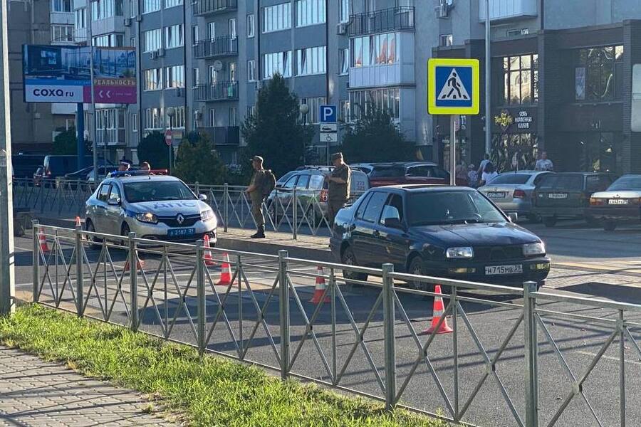 В Светлом на пешеходном переходе сбили трёх женщин В Светлом на пешеходном переходе 18-летний водитель сбил трёх женщин. Их направили в медицинское учреждение. Установление обстоятельств ДТП находится на контроле прокуратуры. Фото: прокуратура Калининградской области