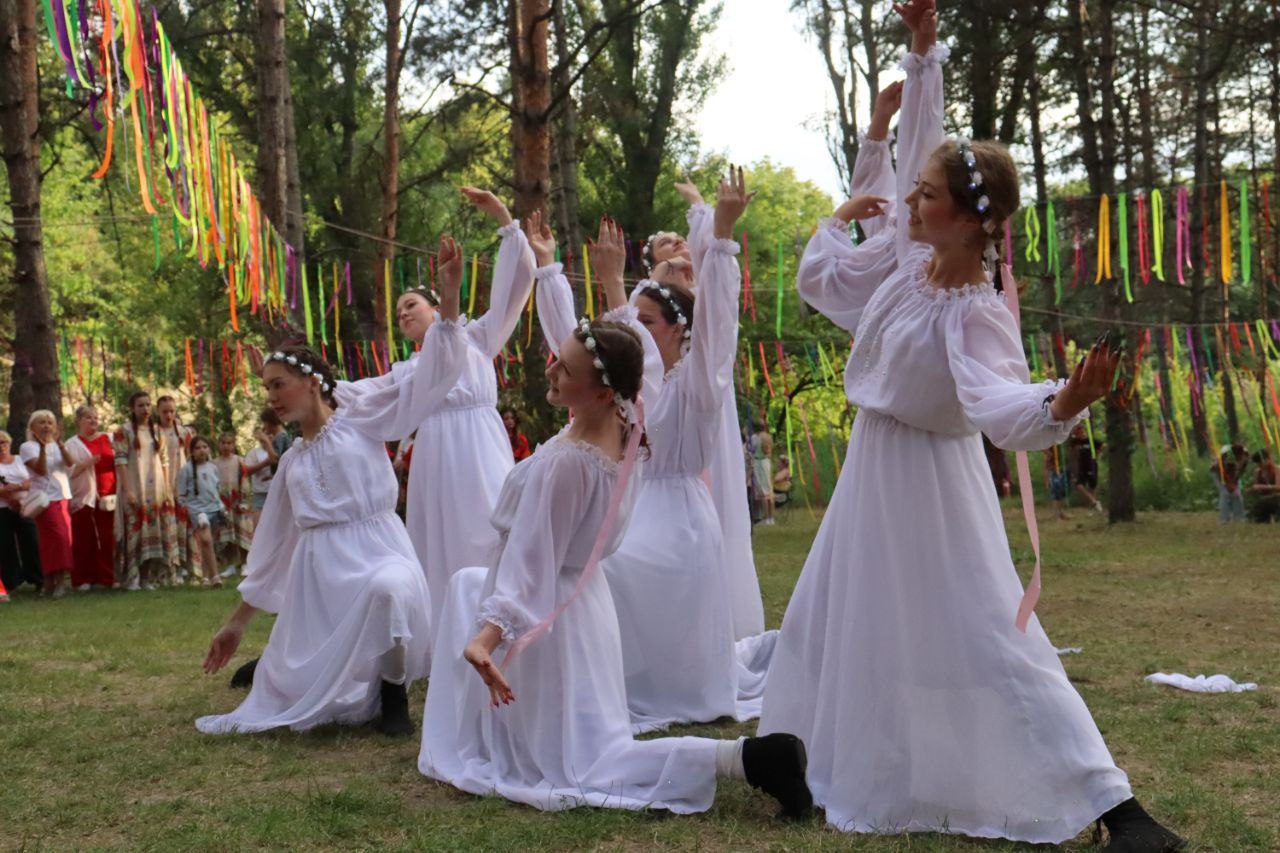 В селе Прикумском сотни людей пришли на фестиваль в честь праздника Ивана Купала Каждый мог попробовать себя в битве веников на пеньках или побороться со Змеем Горынычем. «Взрослые и дети стали участниками игр, в числе которых были "Золотые ворота", "Две деревни", "Парочки", "Бочка", забав "Баня" и "Канат"», – говорится в сообщении Дворца культуры Минераловодского округа. Минераловодского округа. На фестивали выступали народные ансамбли и проводили ярмарку. А завершили праздник, пустив сплетенные венки на воду.