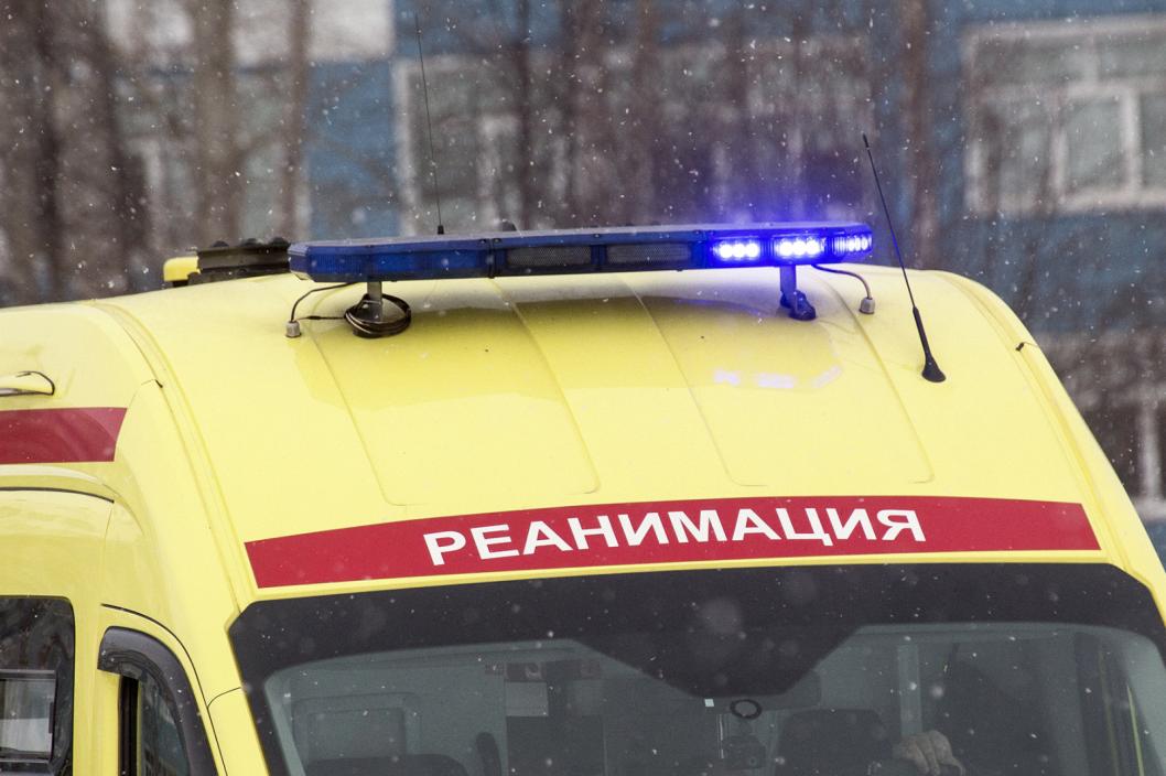 В Тюмени пациент ОКБ №2 выпрыгнул из окна шестого этажа  Установлено, что в ночь на 11 августа из окна шестого этажа медучреждения выпрыгнул пациент. Дождавшись, когда медработники покинут палату, он выдернул оконный ограничитель, чтобы распахнуть окно.  Медики боролись за жизнь пациента, проводили сердечно-легочную реанимацию, но, к сожалению, спасти пострадавшего им не удалось.   Департамент здравоохранения Тюменской области проводит проверку.