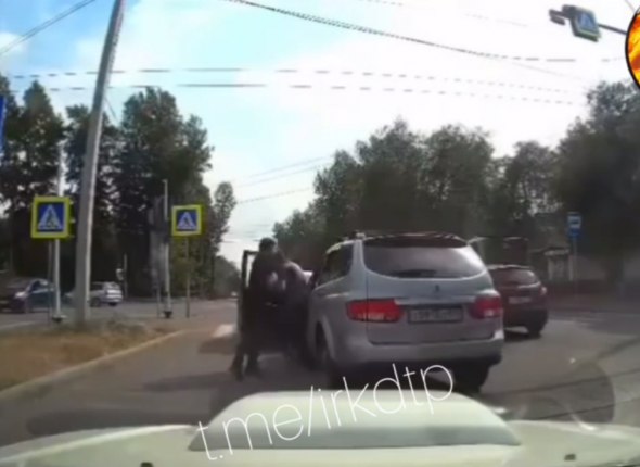 Водители устроили драку на дороге в Ленинском районе Иркутска По данному факту сотрудники полиции проводит проверку Читать подробнее на сайте...