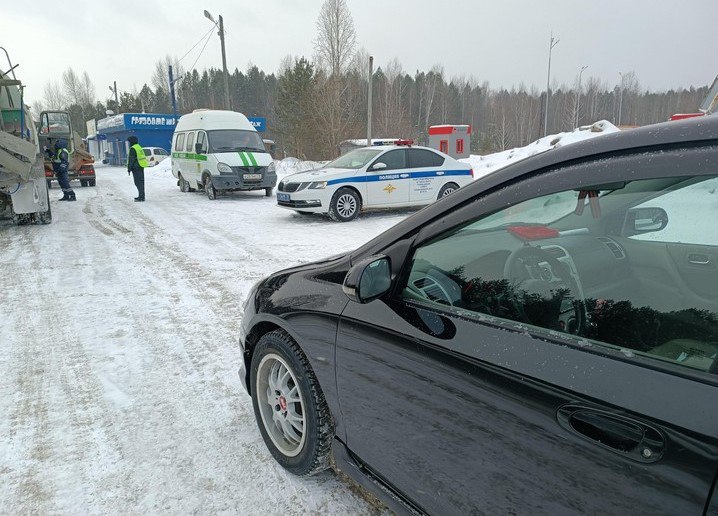 Женщина-предприниматель из города Стрежевого Томской области задолжала банкам один миллион 200 тысяч рублей.  В собственности бизнесвумен находятся две иномарки – Toyota Corolla и Toyota Town Ace Noah. Судебные приставы вынесли в отношении автомобилей запрет на совершение регистрационных действий в ГИБДД, а на минивэн Toyota Town Ace Noah вскоре наложили арест.   Владелице автомобиля разъяснили: если она не погасит долги, иномарку передадут на оценку, а затем на реализацию.   Подробнее – на Бабре   #томск