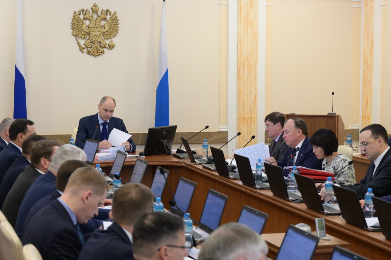 Губернатор Свердловской области Денис Паслер поручил проиндексировать социальные выплаты для льготных категорий жителей региона на 4 с 1 января 2026 года Увеличение коснётся большинства социальных выплат из регионального бюджета Повышение коснётся ежемесячных пособий на детей выплат малоимущим семьям пособий родителям детей инвалидов выплат инвалидам получившим военные травмы членам семей погибших при исполнении воинского долга и другим отметил Денис Паслер Так с нового года размер областного материнского капитала который предоставляется семьям родившим или усыновившим третьего или последующего ребёнка составит 182 тысячи 493 рубля а в случае рождения трёх детей одновременно 272 тысячи 738 рублей Увеличение коснётся и выплат обладателям знаков отличия Свердловской области Размер единовременного пособия матери награждённой знаком отличия Материнская доблесть III II и I степени увеличится до 51 тысячи 505 рублей 103 тысячи 007 рублей и 206 тысяч 016 рублей соответственно Кроме того индексация затронет меры социальной поддержки для семей с детьми до 625 рублей увеличится ежемесячное пособие на междугородний проезд для школьников из многодетных семей Новый размер выплаты на покупку школьной формы составит 6 тысяч 521 рубль Полный перечень мер социальной поддержки свердловчан можно найти на сайте Министерства социальной политики региона Также узнать информацию о положенных мерах поддержки можно позвонив по бесплатному Единому социальному телефону 8 800 300 81 00